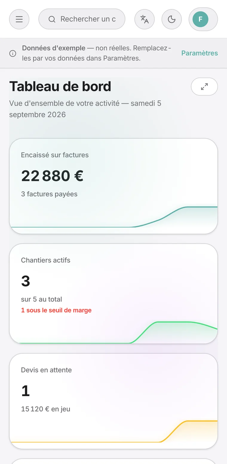 Fixio sur téléphone en thème clair : tableau de bord, encaissé sur factures et chantiers actifs.
